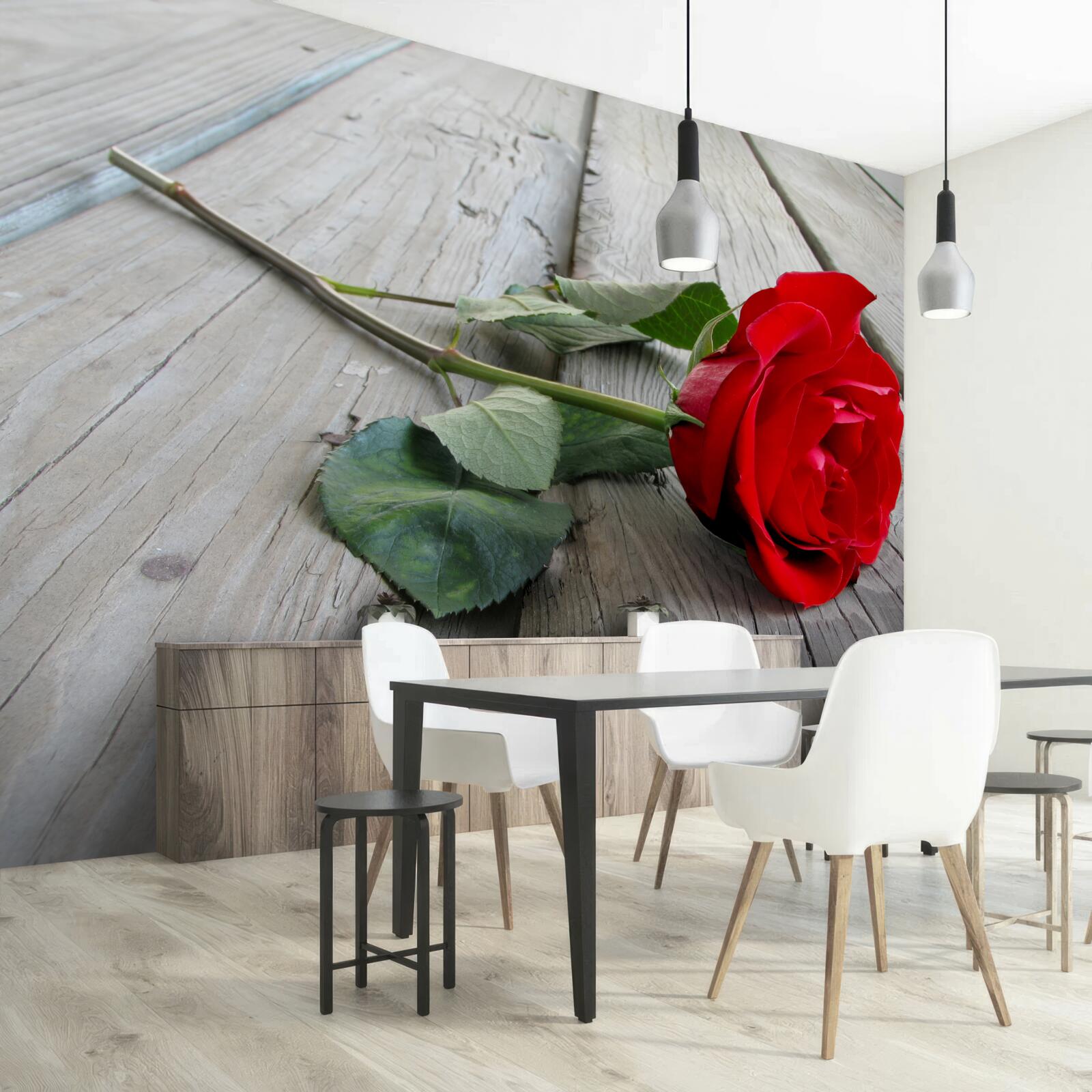 Fototapeta šarlátový kvet na drevenom povrchu