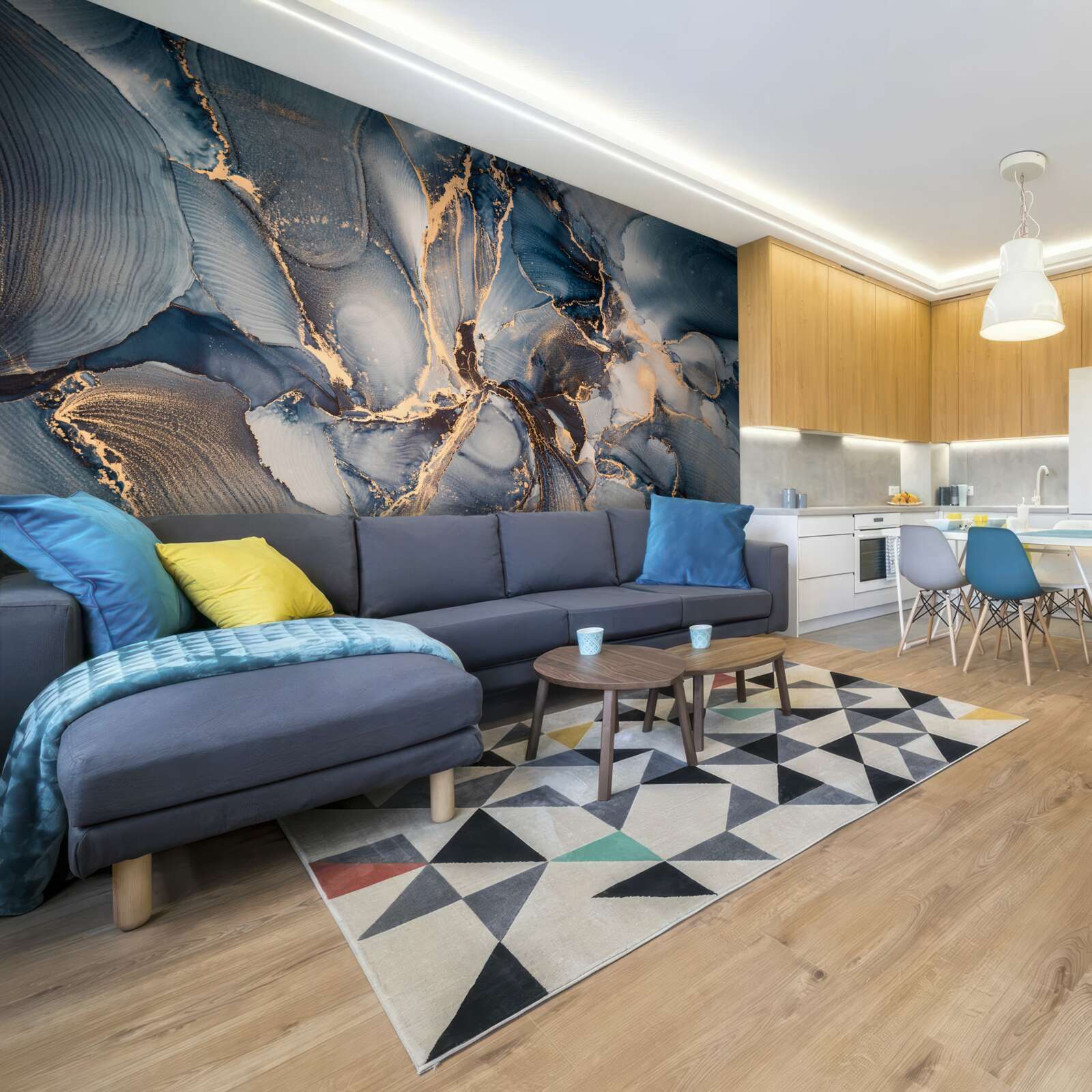 Fototapeta mramor v sýtych odtieňoch modrej a zlatej