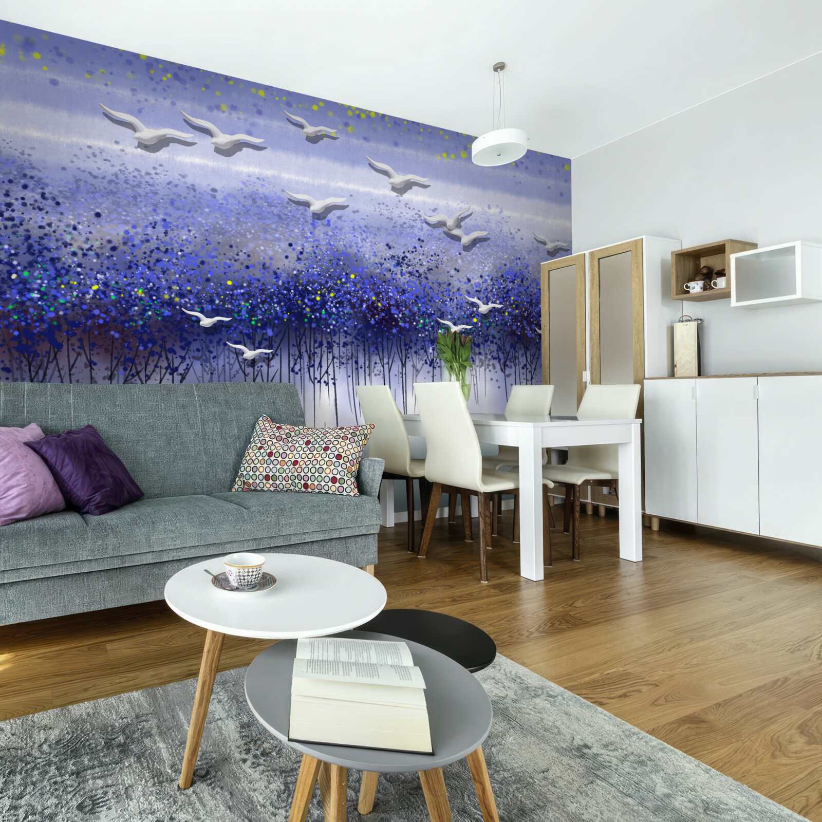 Fototapeta kŕdeľ vtákov na oblohe nad lesom a jazerom, ponorený do súmraku